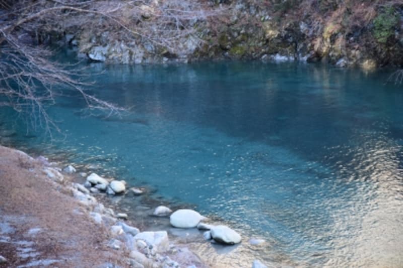 サファイヤのような濃いブルーに変化