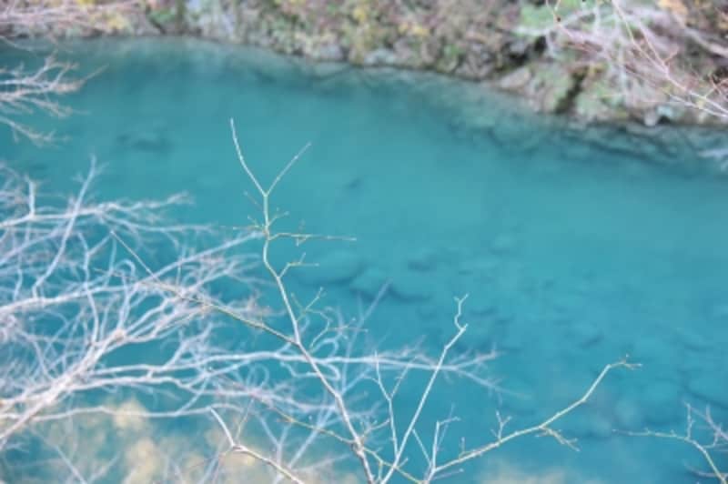 神秘的なブルーの川