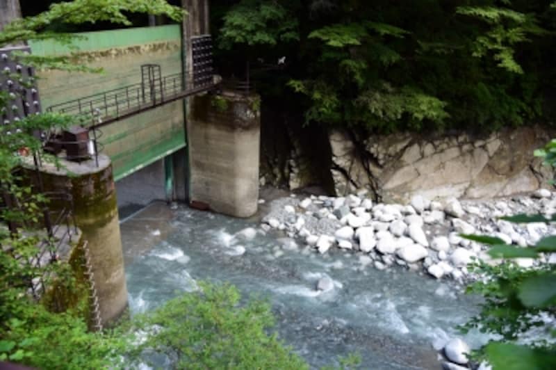 ダムの水を放水しているときは、「ユーシンブルー」は見られない