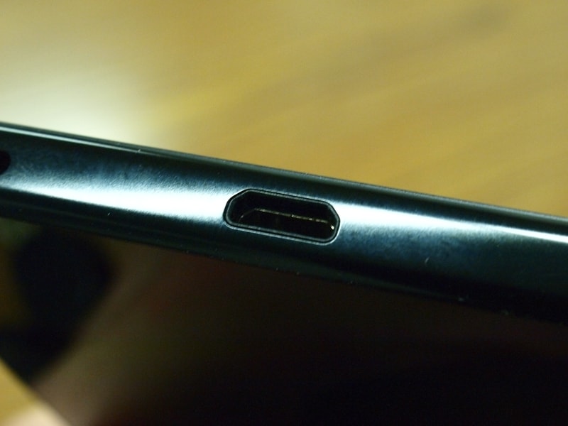 キャップレス防水仕様のUSBスロット。