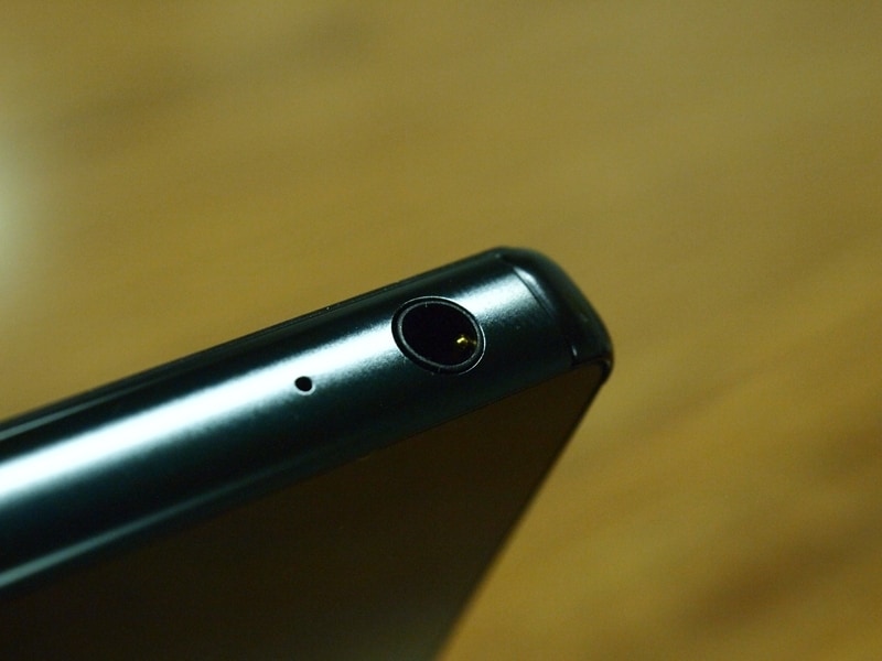 ヘッドフォン口もキャップレス防水仕様。