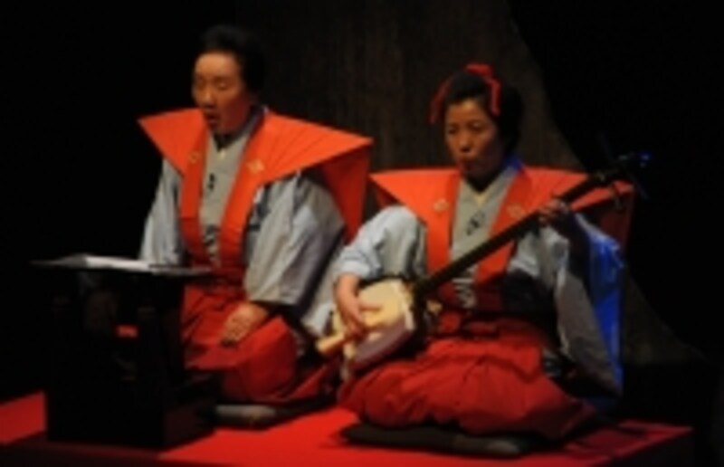 『泣いた赤鬼』公開稽古より。クライマックスでは女流義太夫が登場し、青鬼に会いに行くシーンが語られる。写真提供：一糸座