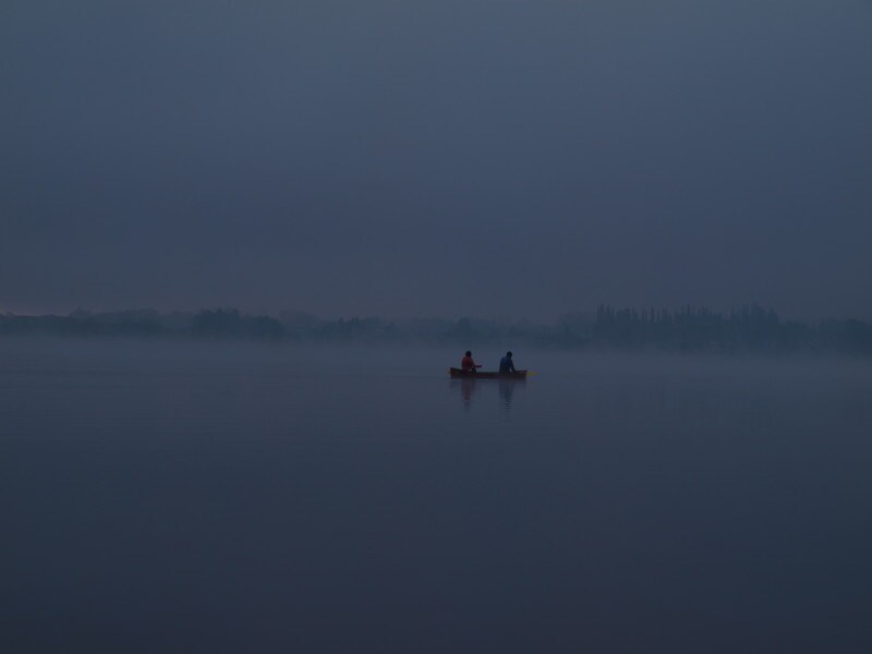 早朝の湖上カヌー
