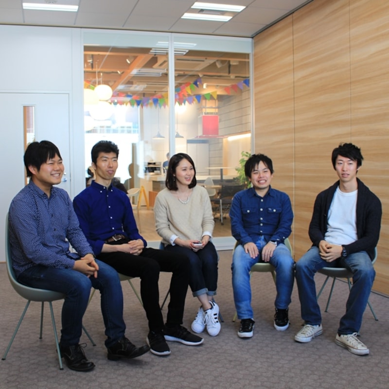 【CafeSnap開発メンバー】 （左から）鈴木孝宏（エンジニア）、辻孝次（プロデューサー）、大井彩子（発案・プロデューサー）、鶴貝和樹（エンジニア）、福田幹也（エンジニア）
