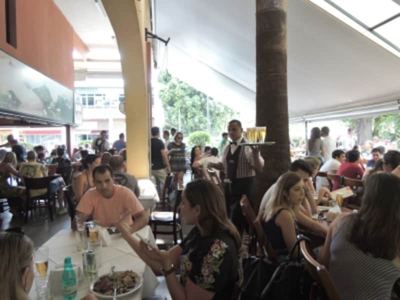 満席になる土曜の昼下がり