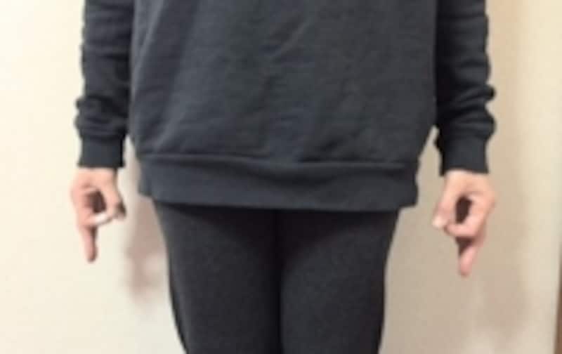 なるべく肩の力を抜いて親指と人差し指で輪をつくります