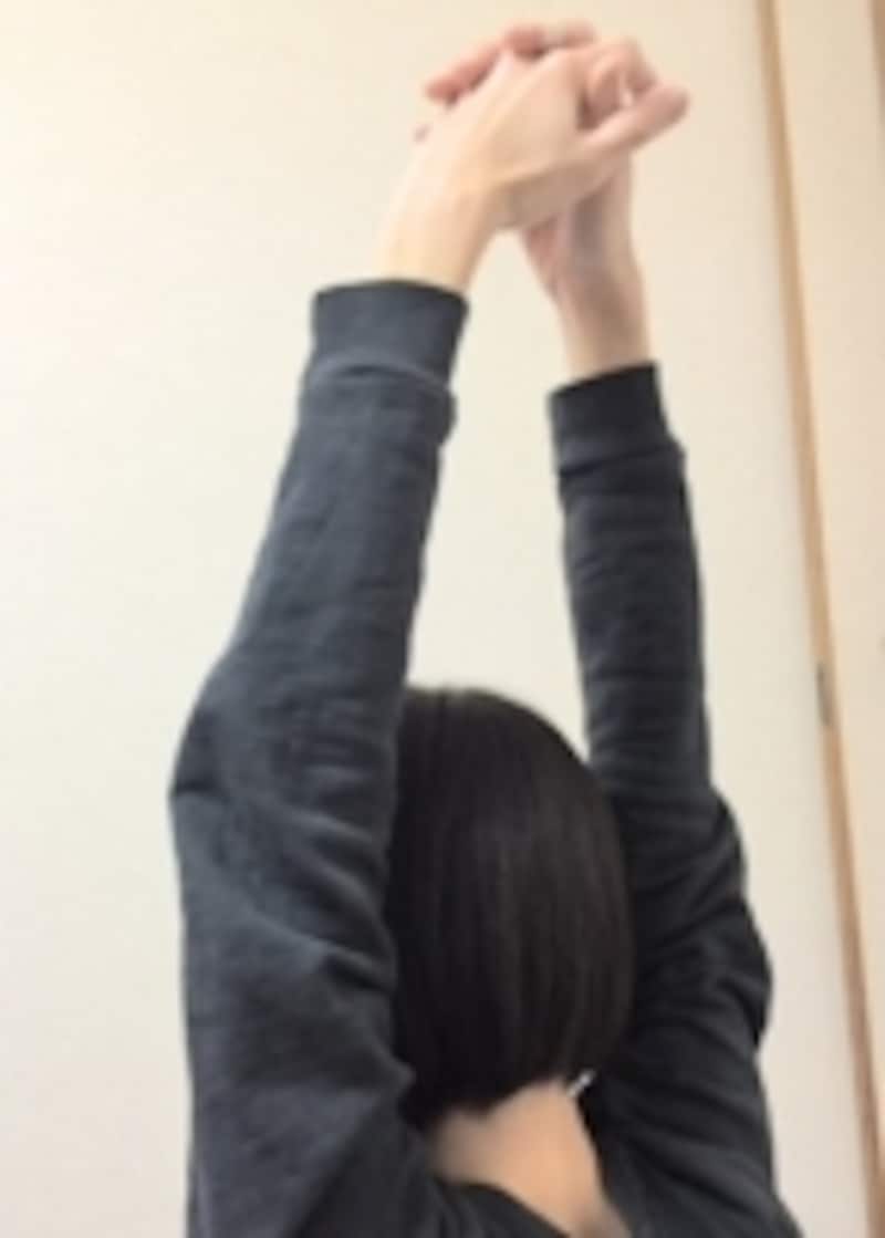 スムーズに腕を耳の横～後方の範囲に伸ばすことができますか？