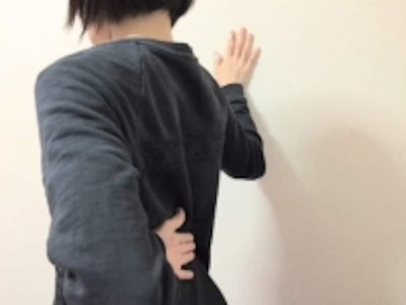 背スジを伸ばすように意識してポーズをとります