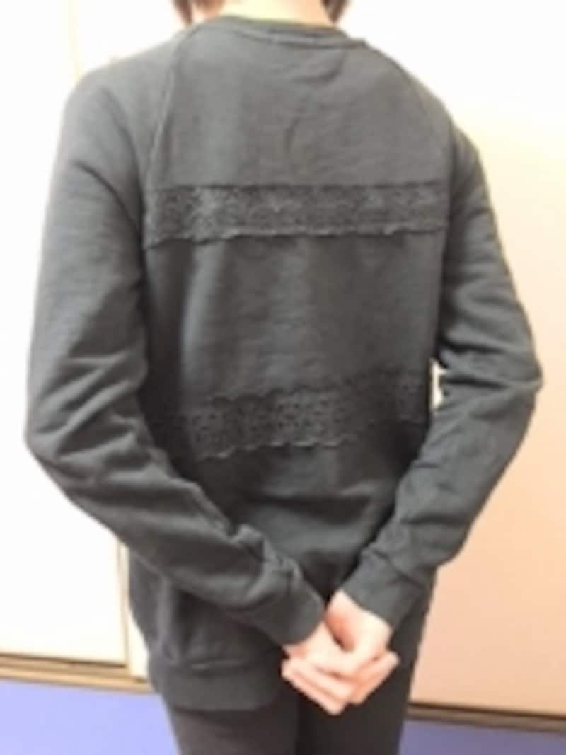 顔は正面向きでリラックスして立ち、両手を後方で組みましょう