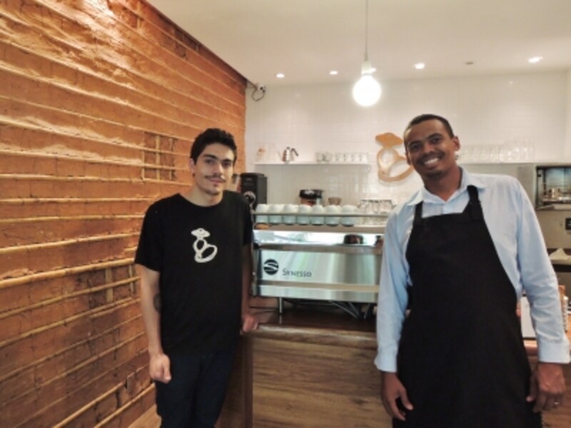 丁寧にコーヒーを説明してくれるアラン君（写真左）と愛想のいいエウジス君