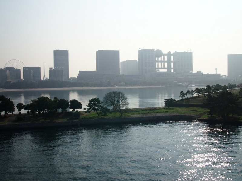 逆光に浮かび上がるフジテレビ