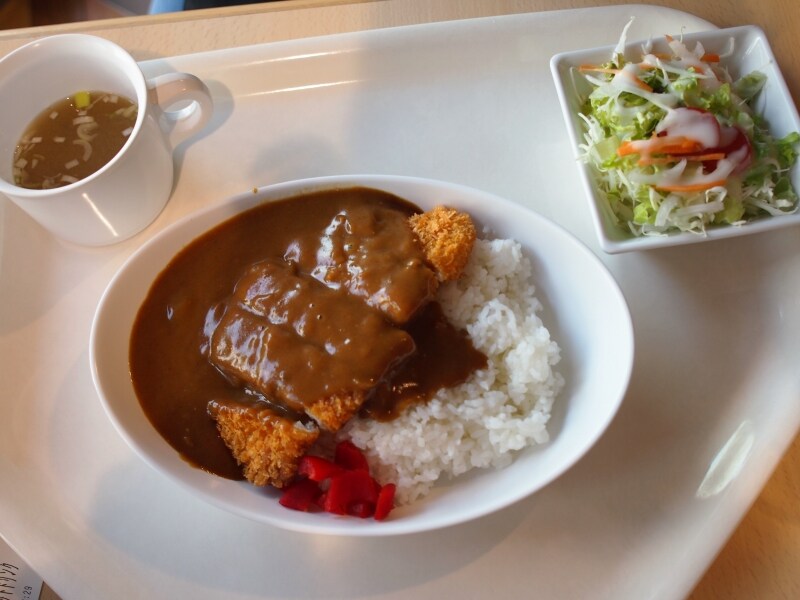 スープとサラダもついている