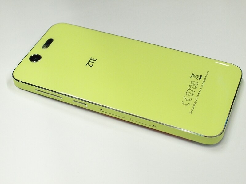 背面にガラス素材を使用（カラーはシトラス）