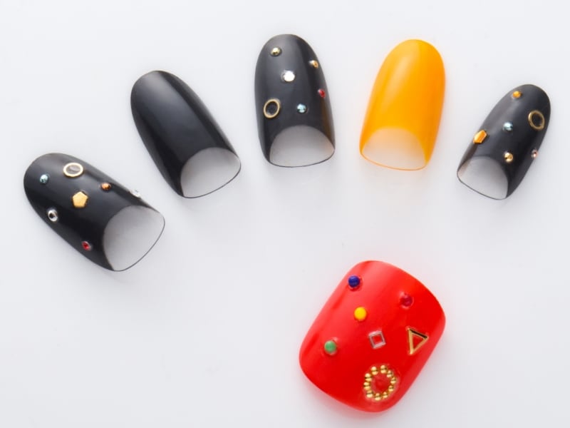 カラフルなストーンを散りばめて