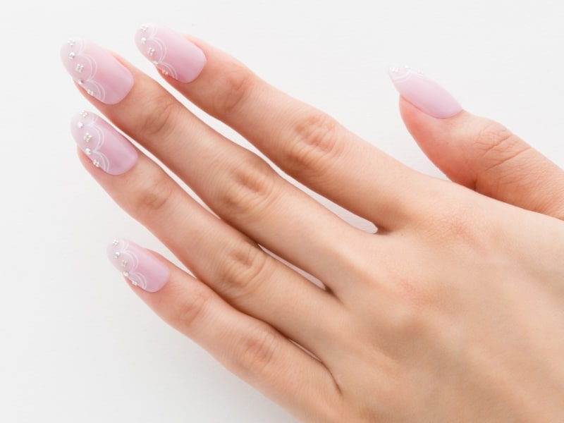 シルバースタッズのフラワー柄がアクセント