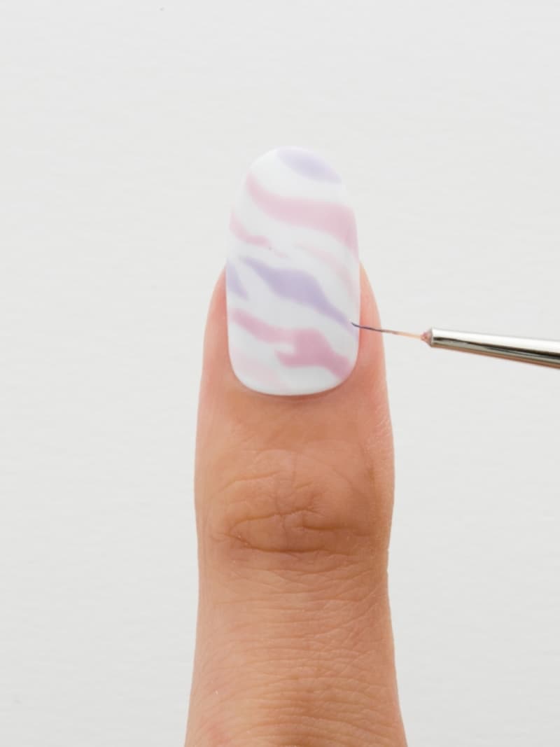 3色目のパステルパープルでラインを引く