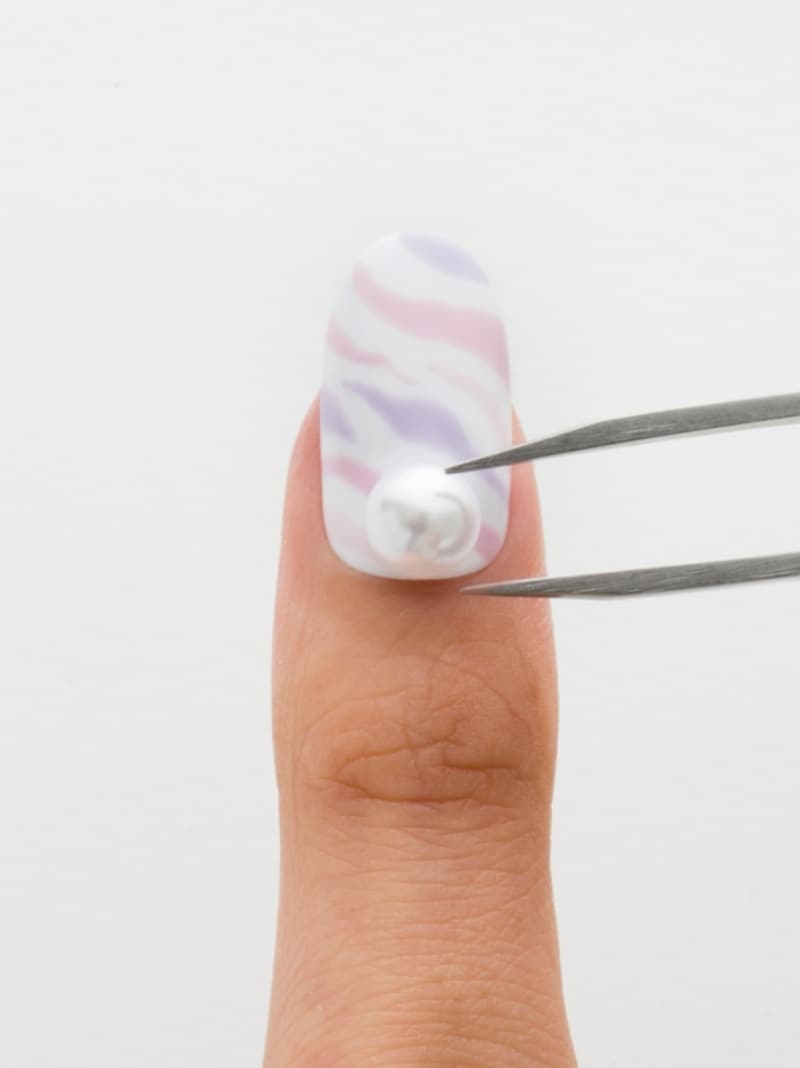 大粒パールを根元に置く