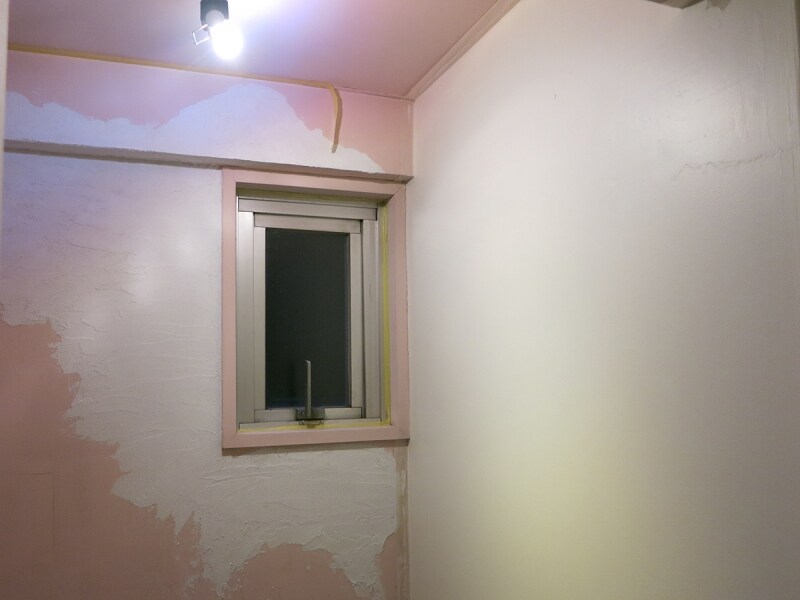 ホワイト色を塗った壁面の画像