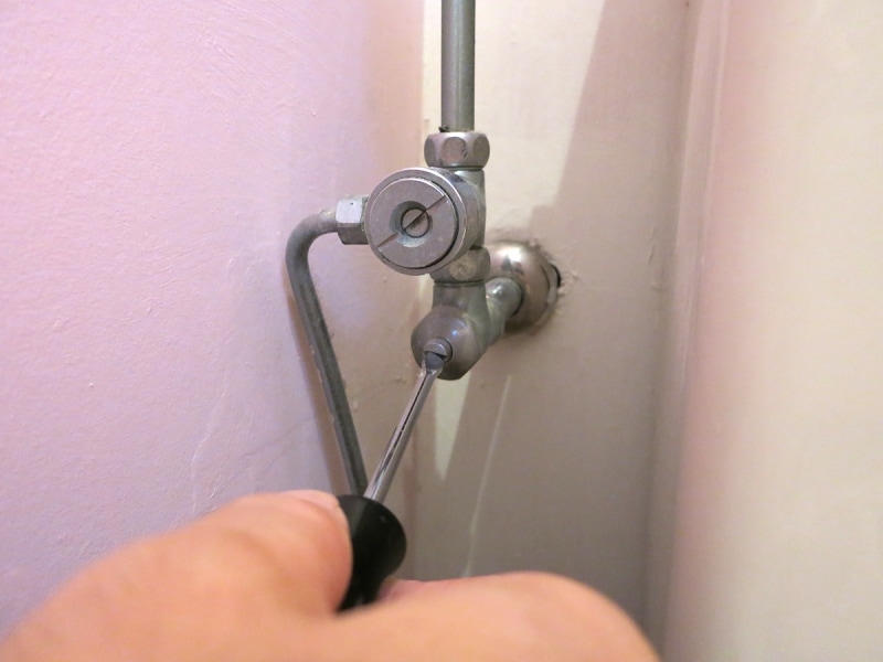 古い給水管の弁をマイナスドライバーで締めるundefined