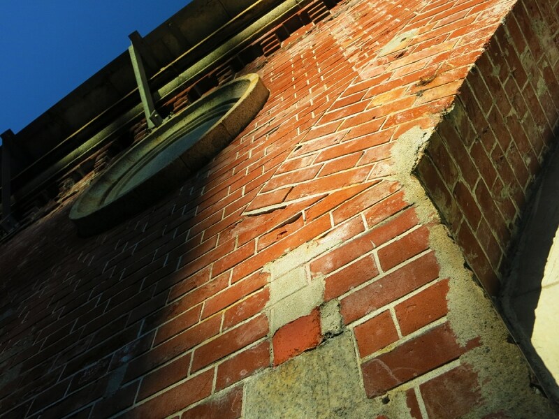 時を刻んだ高架の赤煉瓦壁undefined