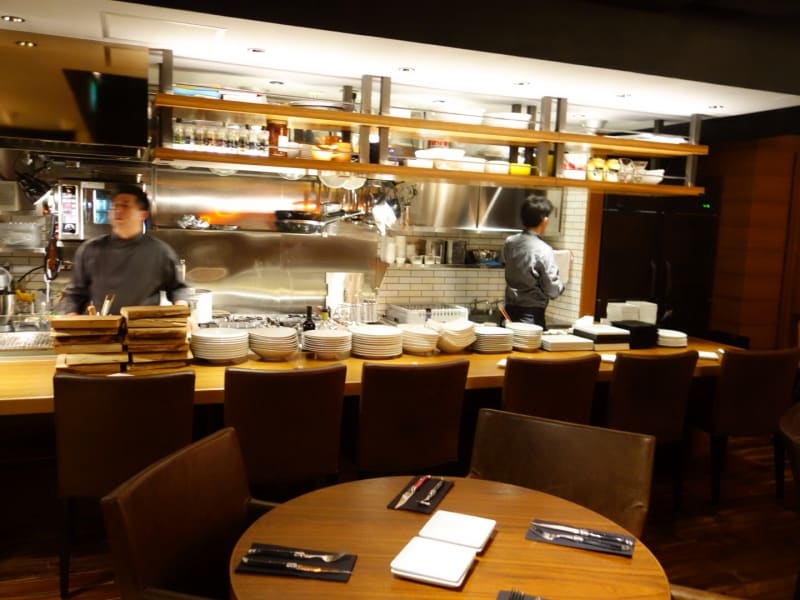 テーブル席とカウンター席