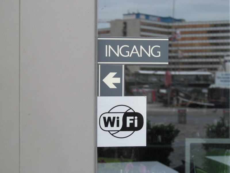 入口のドアなどにあるステッカーで確認