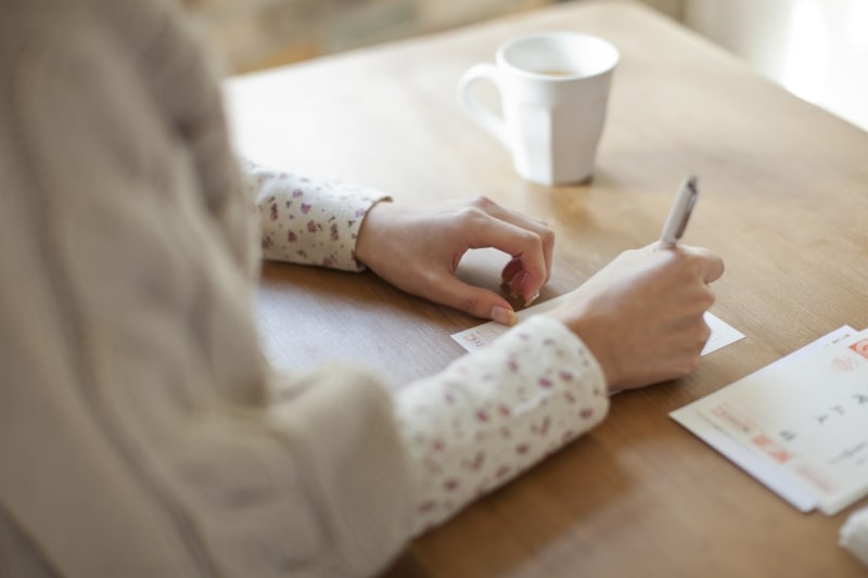 年賀状を書く女性