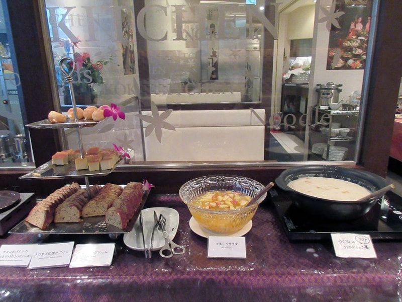 バンコクキッチン 新宿店 デザートのブッフェ台