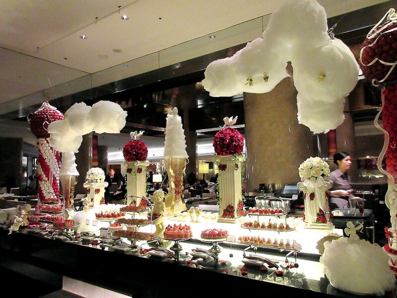 エントランス付近のブッフェ台