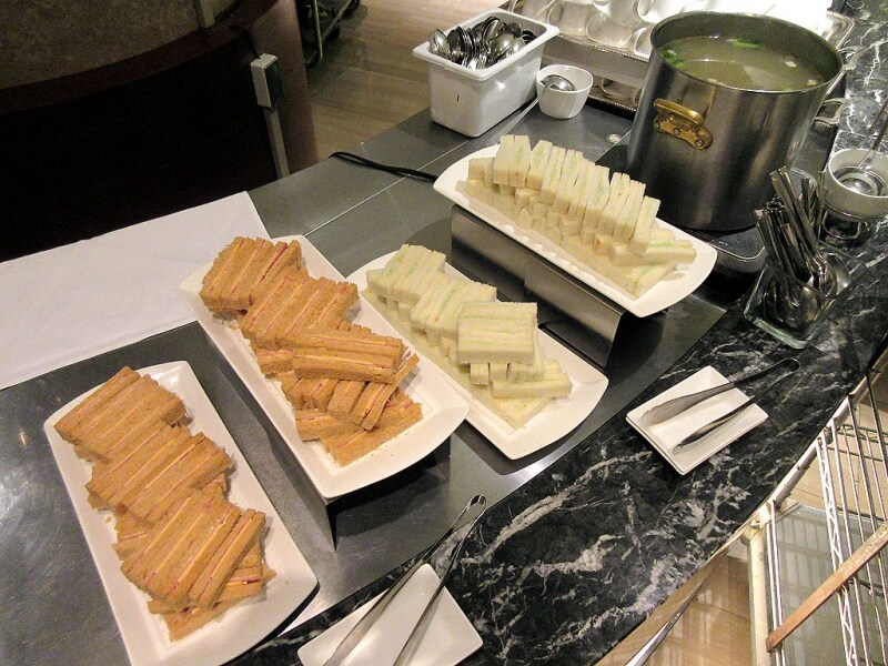 料理のブッフェ台