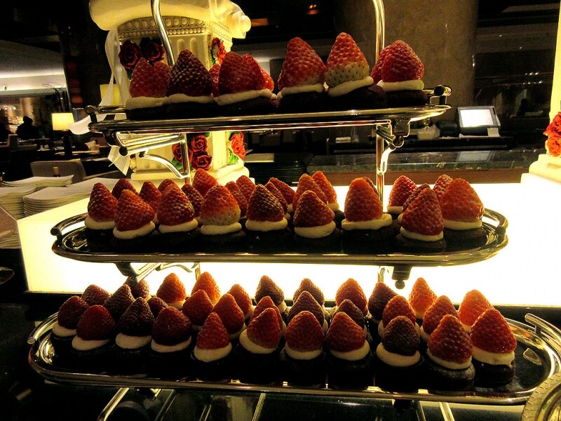 苺とチョコのプティフール