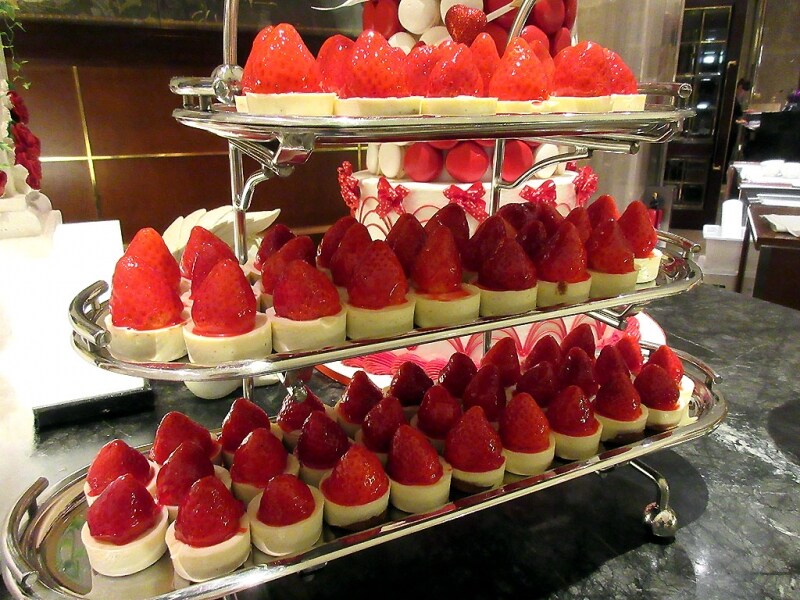 ストロベリーレアチーズケーキのプティフール