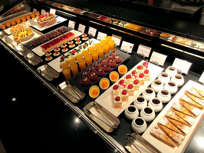 デザートアトリエのブッフェ台