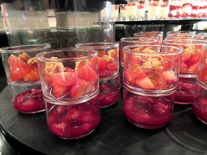 イチゴとトマトのサラダ ラズベリードレッシング