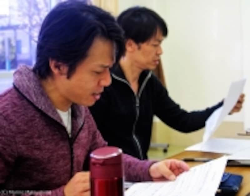 「SINGOさんの音楽、いいですよ~」と言いながら楽譜と格闘中の幸村さん、縄田さん。(C)Marino Matsushima