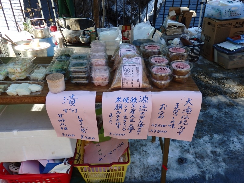 秩父の名物を販売する囲炉裏端の露店