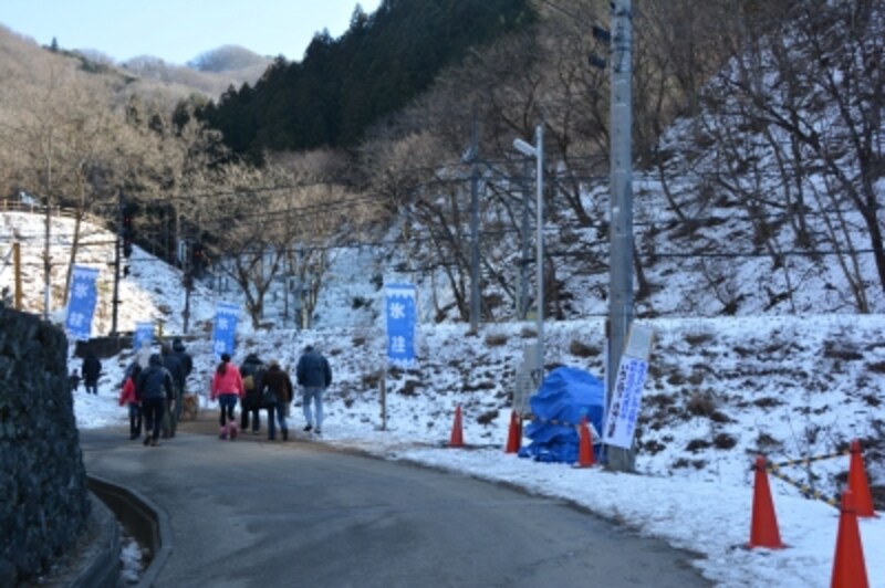西武秩父線芦ケ久保駅からあしがくぼの氷柱に繋がる歩道