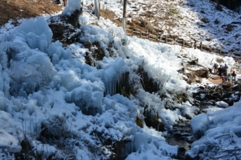 人手でまかれた散水が凍ってできるあしがくぼの氷柱