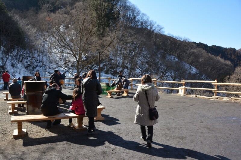 最上部の広場の眼下に広がるあしがくぼの氷柱