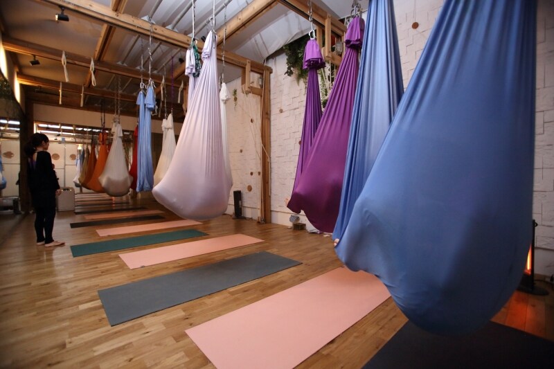 すっぽりとハンモックに包まれながら目をつぶり、体の 内に意識を向けます。