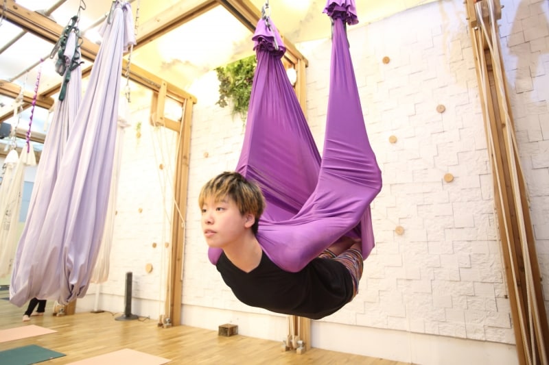 コウモリのようなポーズです