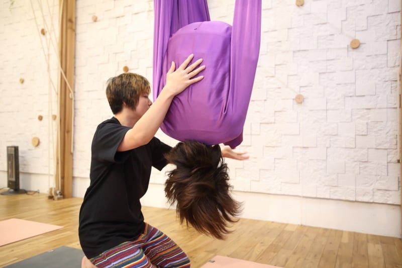 布が腕に絡み付いて