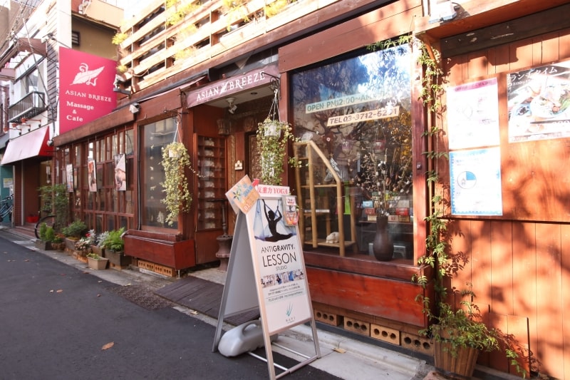 スタジオは駅から歩いて5分もかからない場所にある