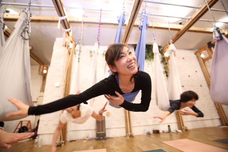 空を飛ぶように左右にゆれます