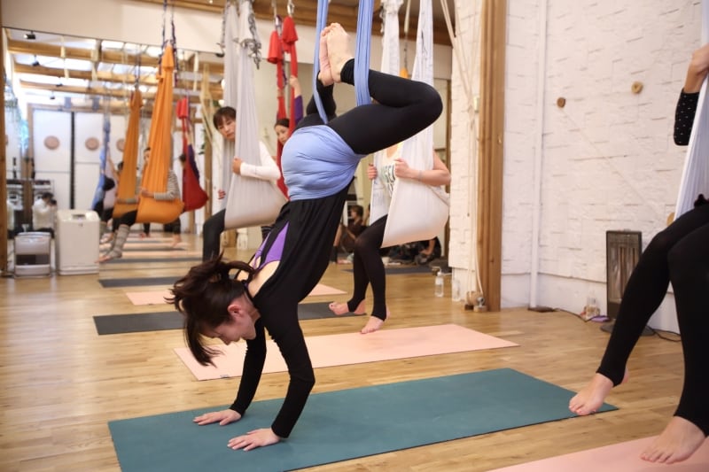 私たちはkeikoさんを見ながら真似をしてポーズをとっていきます。私はハンモックがももまで覆ってしまったのですが、お尻だけ覆われるのが正しいポジション。keikoさんが補助をして正しいポーズを教えてくれます