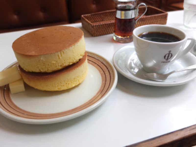 小町通りのカフェ「イワタ珈琲」の特大ホットケーキ