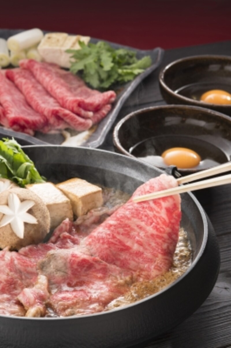 美味しい食事とアルコールで、ついつい食べすぎてしまいますが、食べ方、飲み方をコントロールするように意識してみましょう。