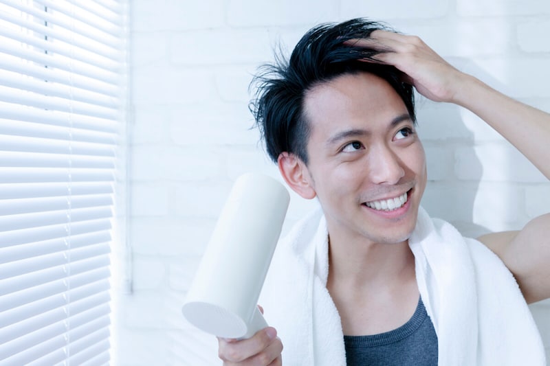 ドライヤーで乾かすときは、髪ではなく、頭皮を乾かすイメージで。