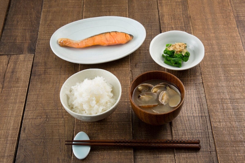 食事は皮脂の分泌に影響を与えます。バランス良く食べてヘルシーに!