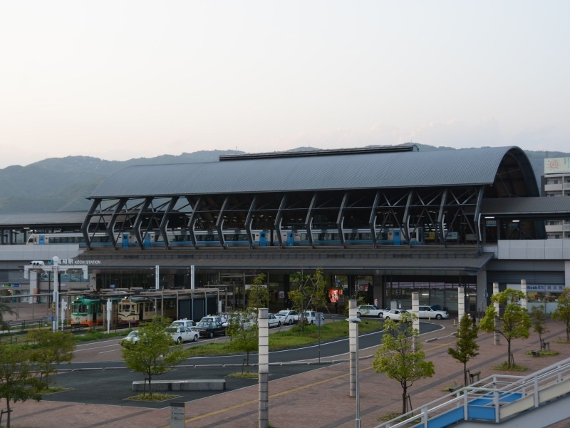 JR高知駅の特徴的な「くじらドーム」